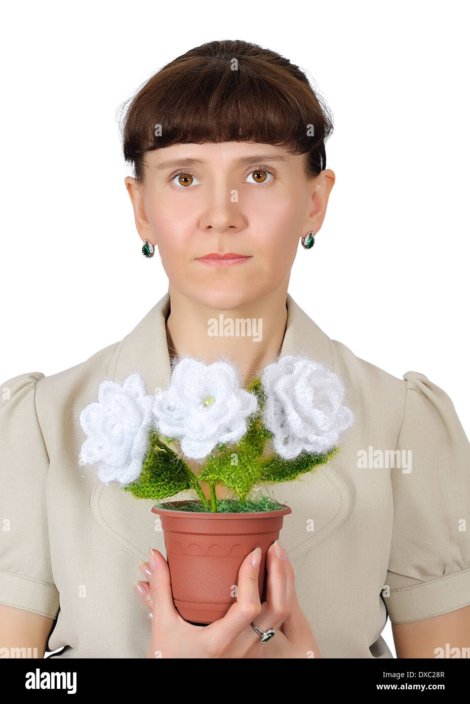 Femme tenant un fils de bonneterie de fleurs artificielles. Crochet Banque D'Images