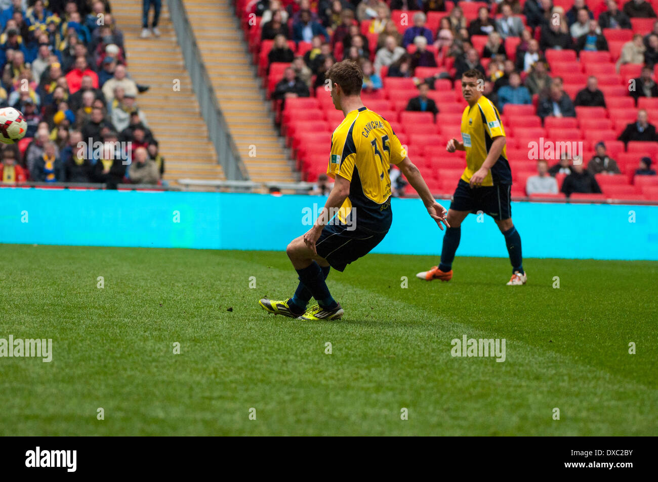 Gosport substituer Carmichael envoie une croix dans le Cambridge United fort . Au cours de la FA en finale du Trophée au stade de Wembley, le 23 mars 2014. Credit : Flashspix/Alamy Live News Banque D'Images