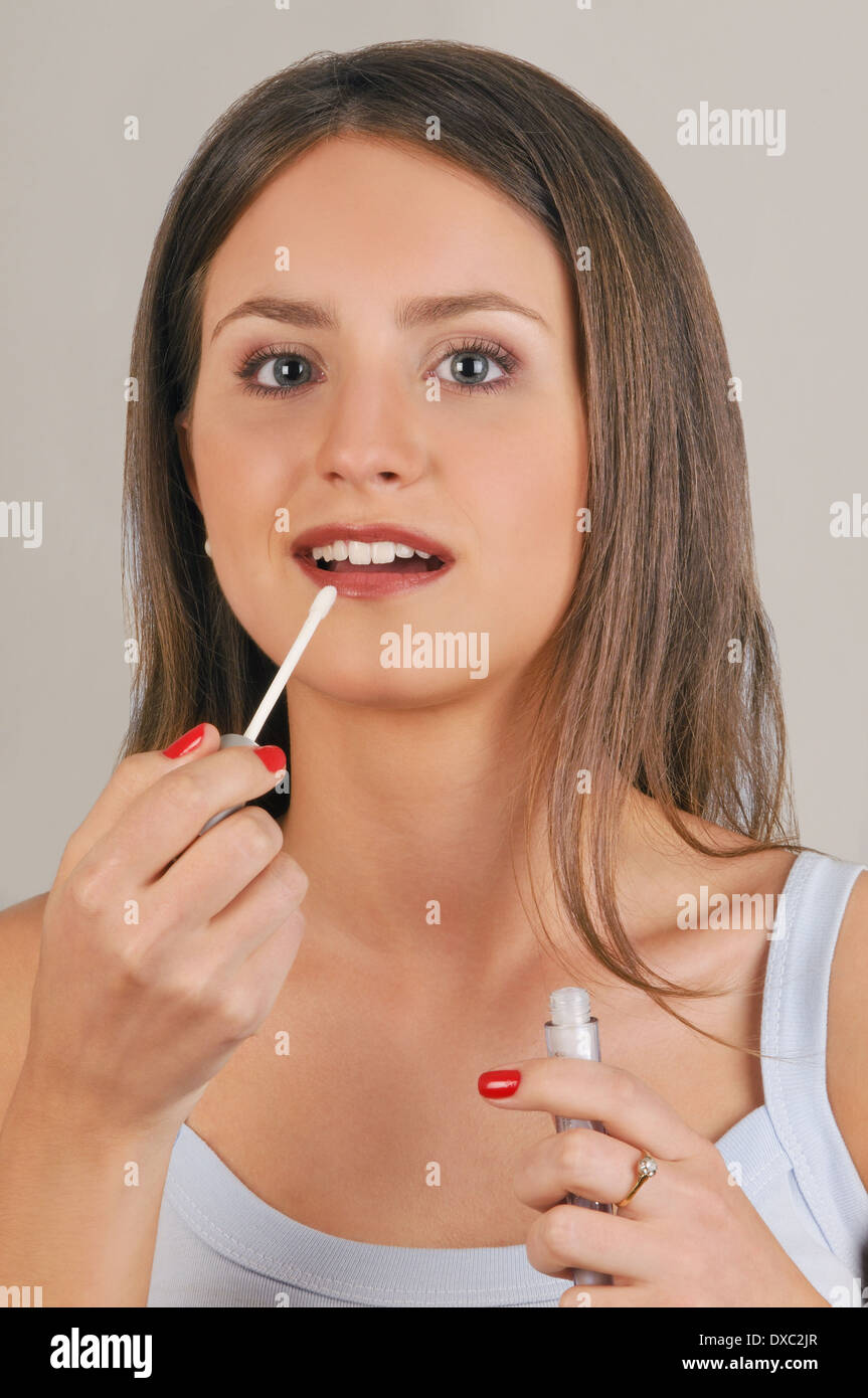 L'application de jeunes adultes de sexe féminin Lip Gloss Banque D'Images