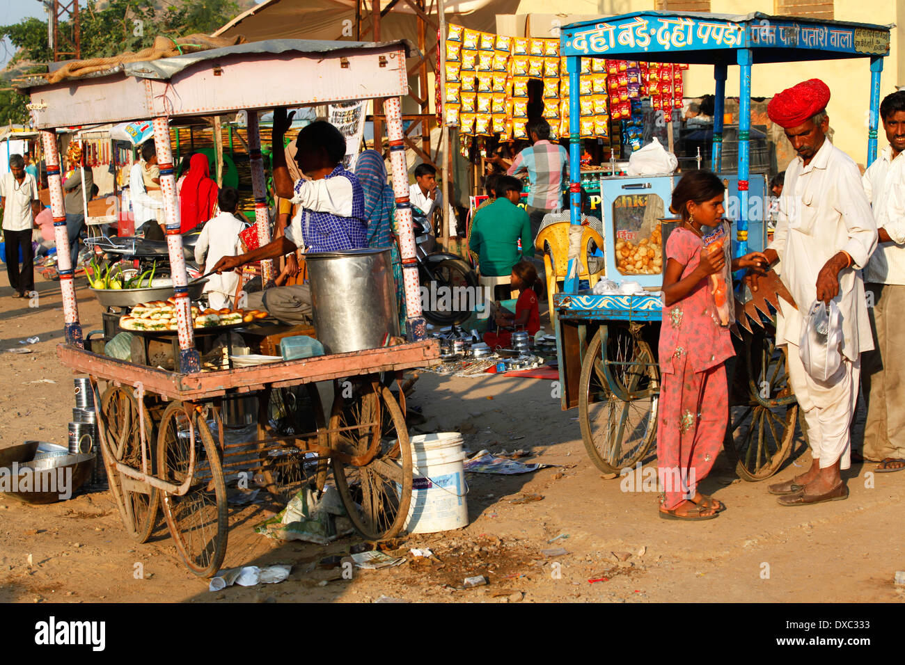 Les vendeurs d'aliments de rue au cours de la 'Camel Pushkar Fair'. Le Rajasthan, Inde. Banque D'Images