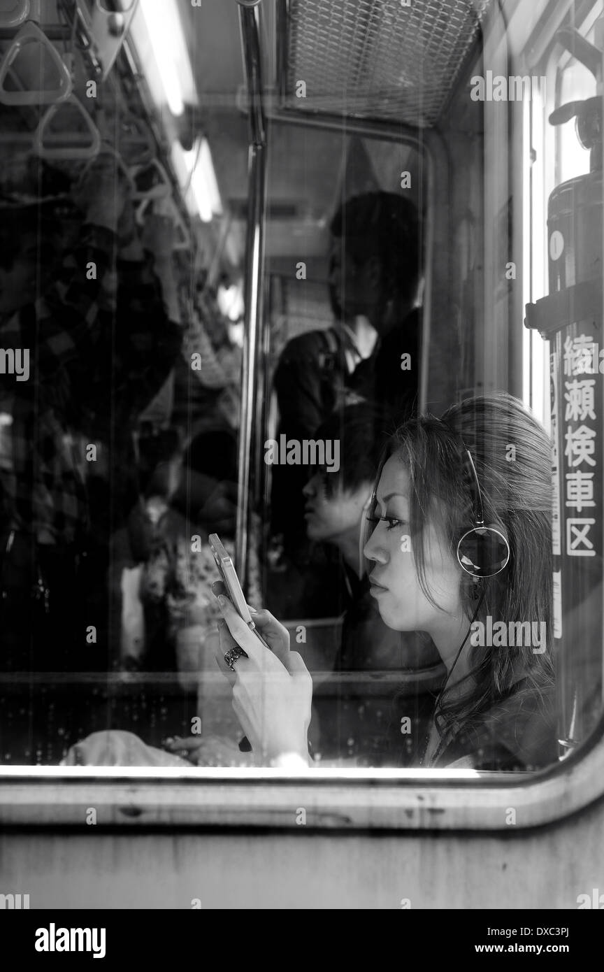 Femme sur un train, Tokyo, Japon Banque D'Images