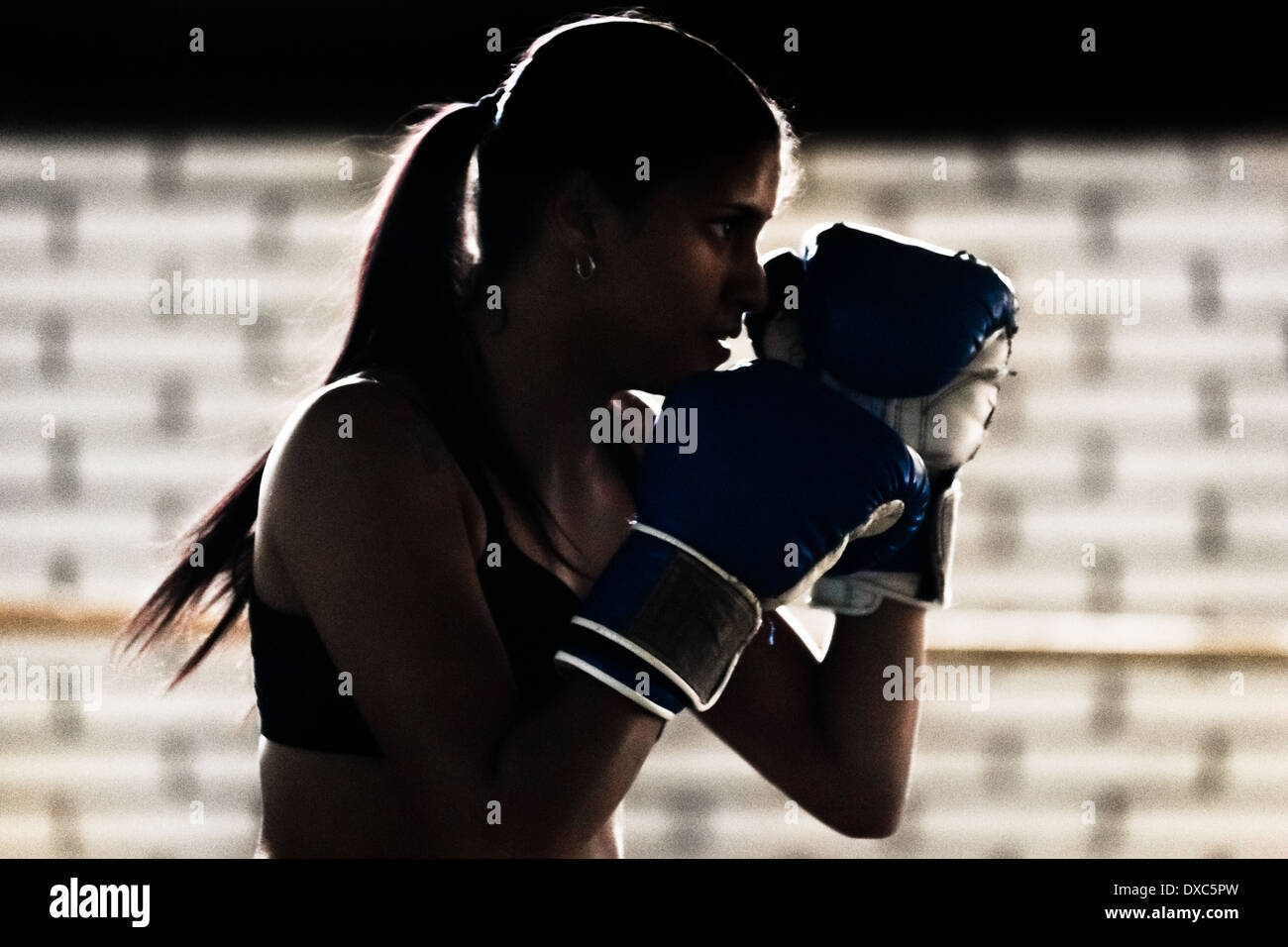 Geraldin Hamann, un jeune boxeur colombien, tandis que la défense des pratiques de formation dans le club de boxe à Cali, Colombie. Banque D'Images