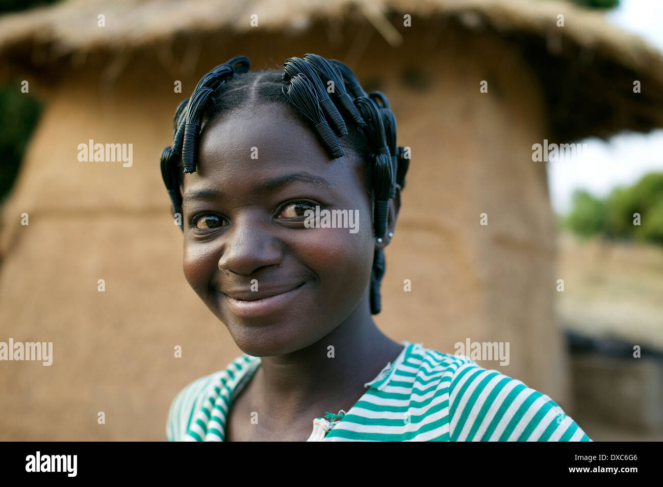 Les extensions de cheveux synthétiques sont très à la mode en Afrique de l'Ouest Banque D'Images