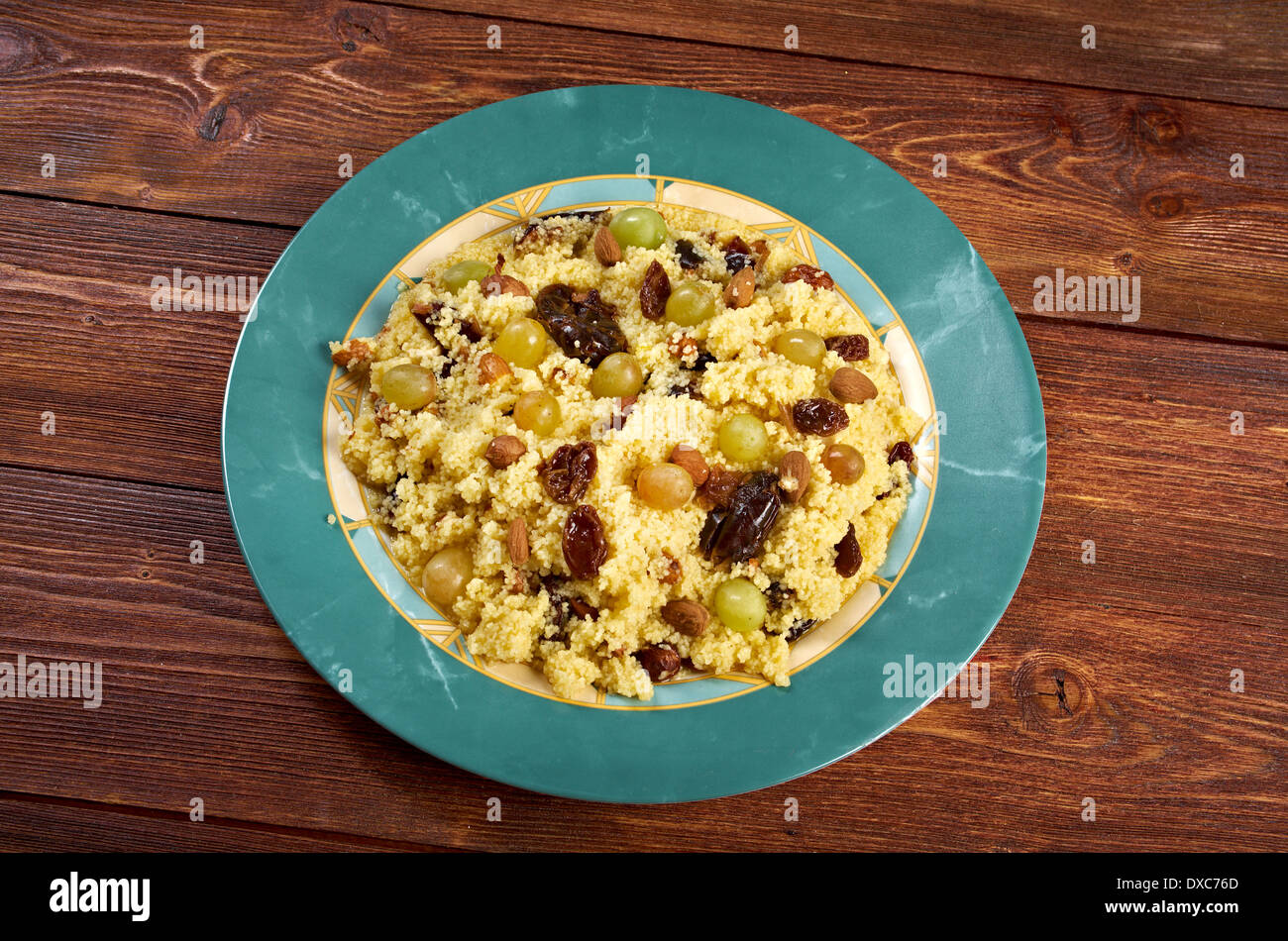 Mesfouf est une algérienne et tunisienne. Salade de couscous aux agrumes Banque D'Images