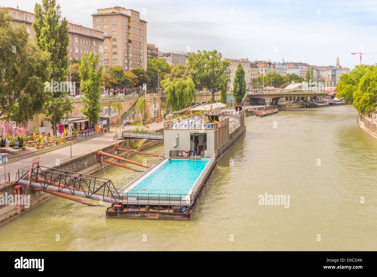 Piscine extérieure installée sur deux péniches sur le canal du Danube à proximité du carter de pont aspern également un restaurant et un club de musique Banque D'Images