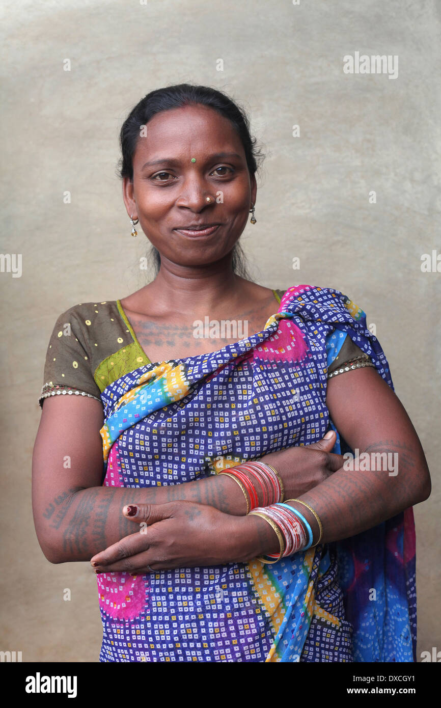 Protrait d'une femme tribale. Tribu Santhal. Village de Jarweadhi, bloc Bishangarh, district Hazaribaug, Jharkhet. Visages ruraux de l'Inde Banque D'Images