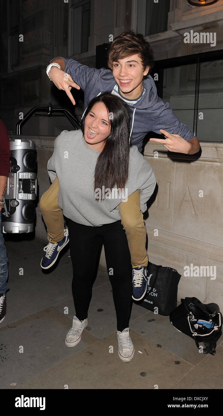 George Shelley (R) X Factor l'investiture George Shelley de Union J arrivant à son hôtel. Londres, Angleterre - 04.10.12 salle debout d'Interieurélectronique Banque D'Images