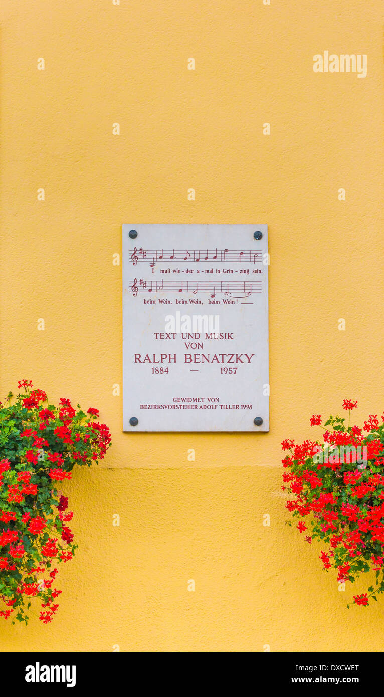 Plaque commémorative en l'honneur du compositeur ralph benatzky avec les notes et un vers d'une chanson Banque D'Images