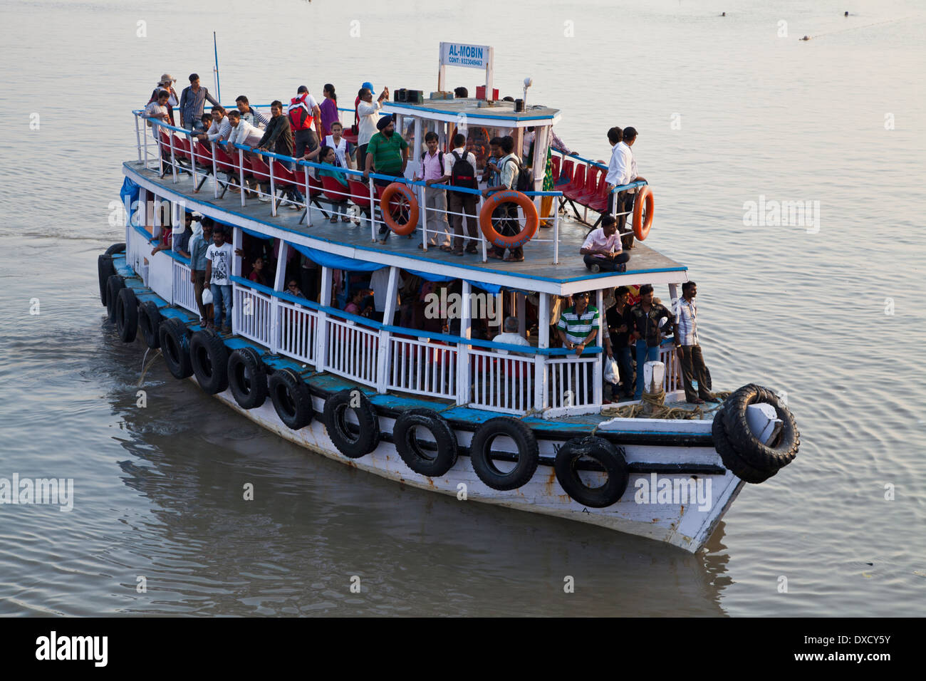 En ferry chargé d'accoster au port de l'Inde, Mumbai. Banque D'Images