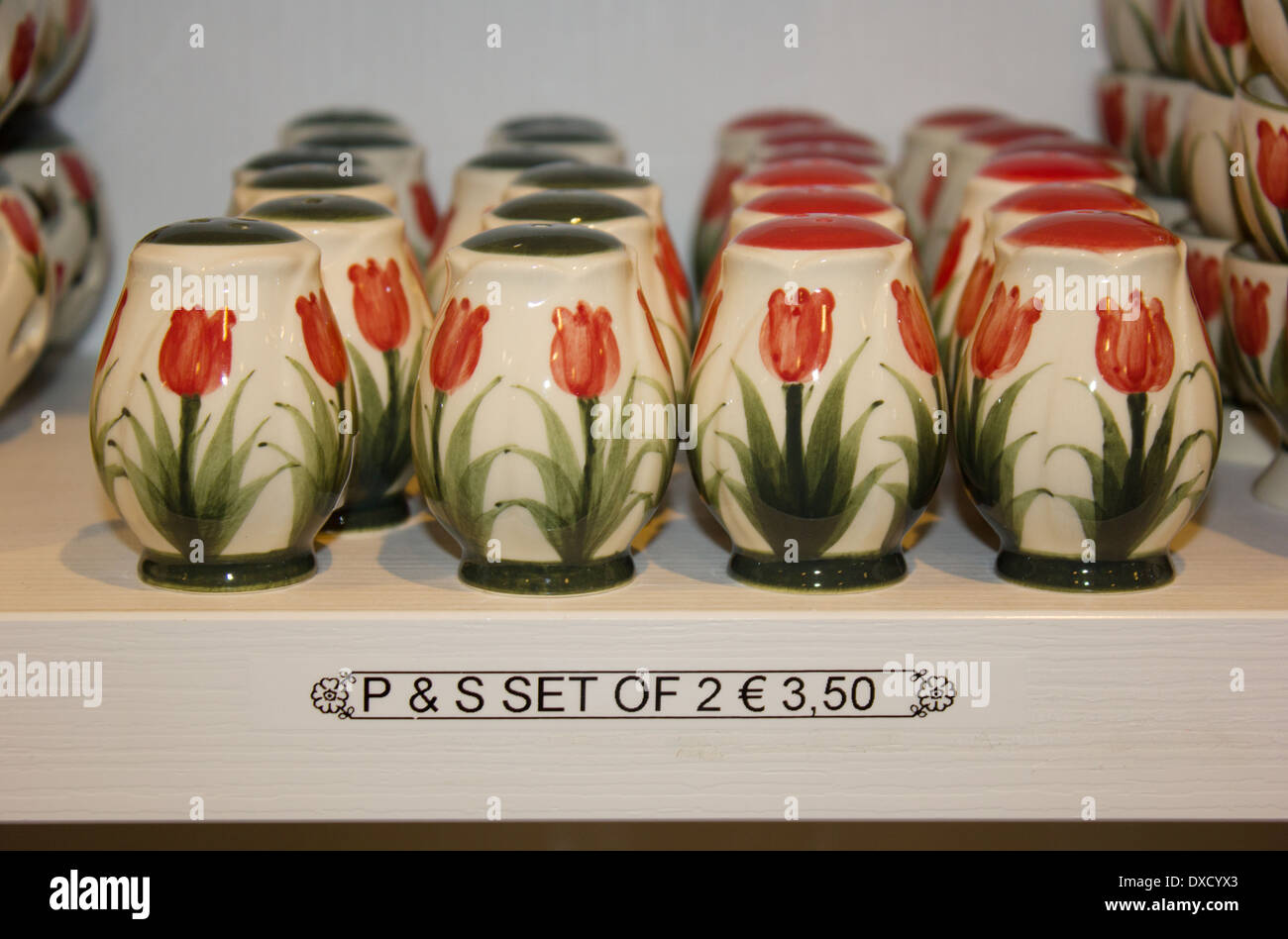 Dutch tulip décorées sel et poivre cellars marken Pays-Bas Banque D'Images