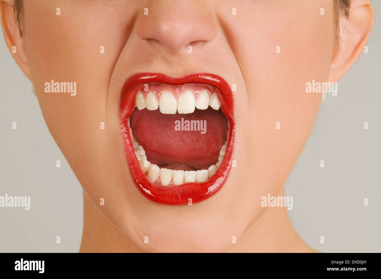 Les jeunes adultes en bouche, hurlant Banque D'Images