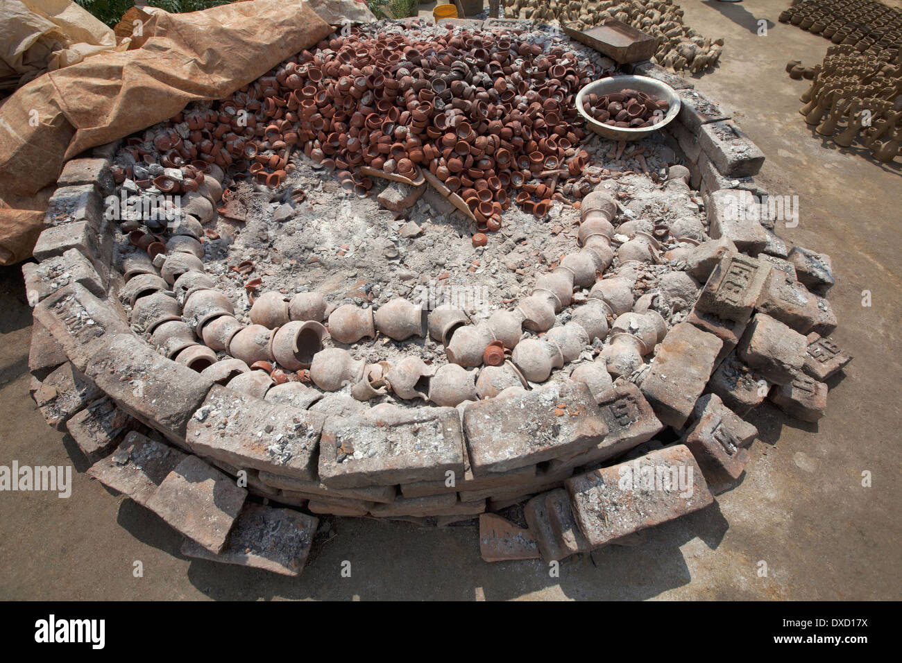 Pots en argile conservés pour le séchage dans une klin. Kumhartoli village, district Ranchi, Jharkhand Banque D'Images