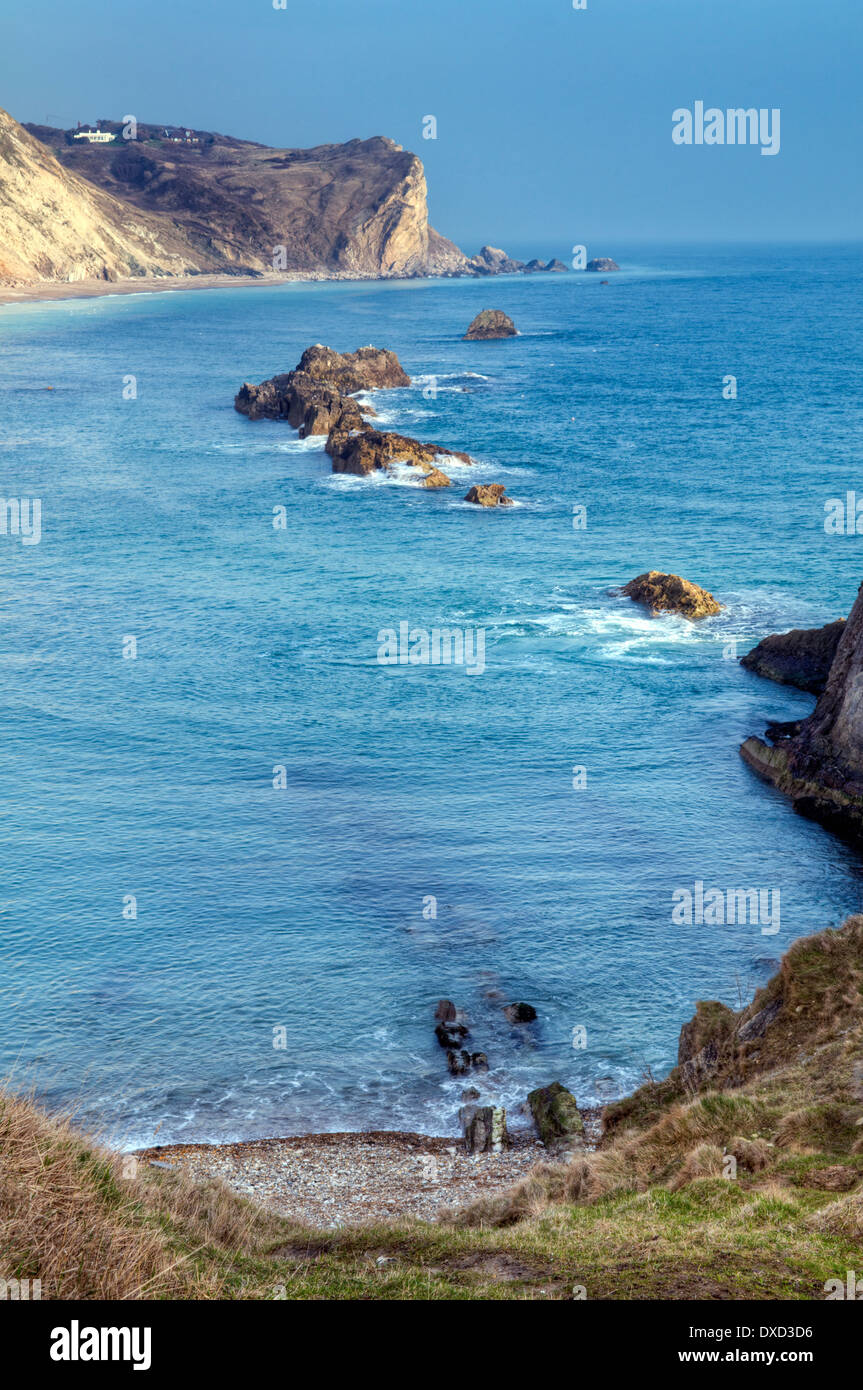 Vieil homme de guerre à Durdle Door sur la côte jurassique de Lulworth près dans le Dorset, en Angleterre pris sur le printemps. Banque D'Images