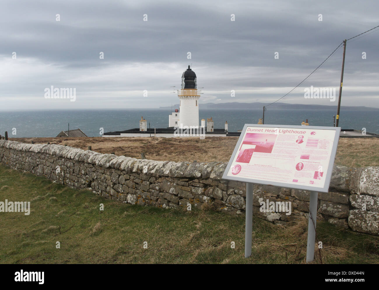 Signe de l'information et de Dunnett Head Lighthouse Caithness Ecosse Mars 2014 Banque D'Images