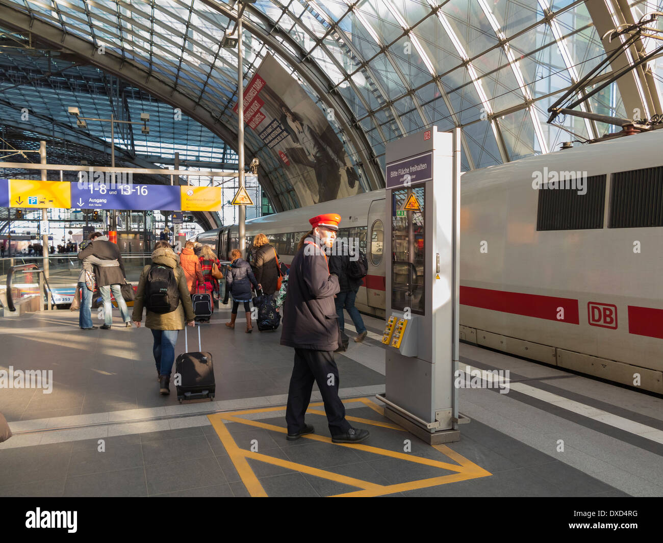 Dans la gare, Berlin Hauptbahnhof gare centrale plate-forme avec train, Allemagne, Europe Banque D'Images