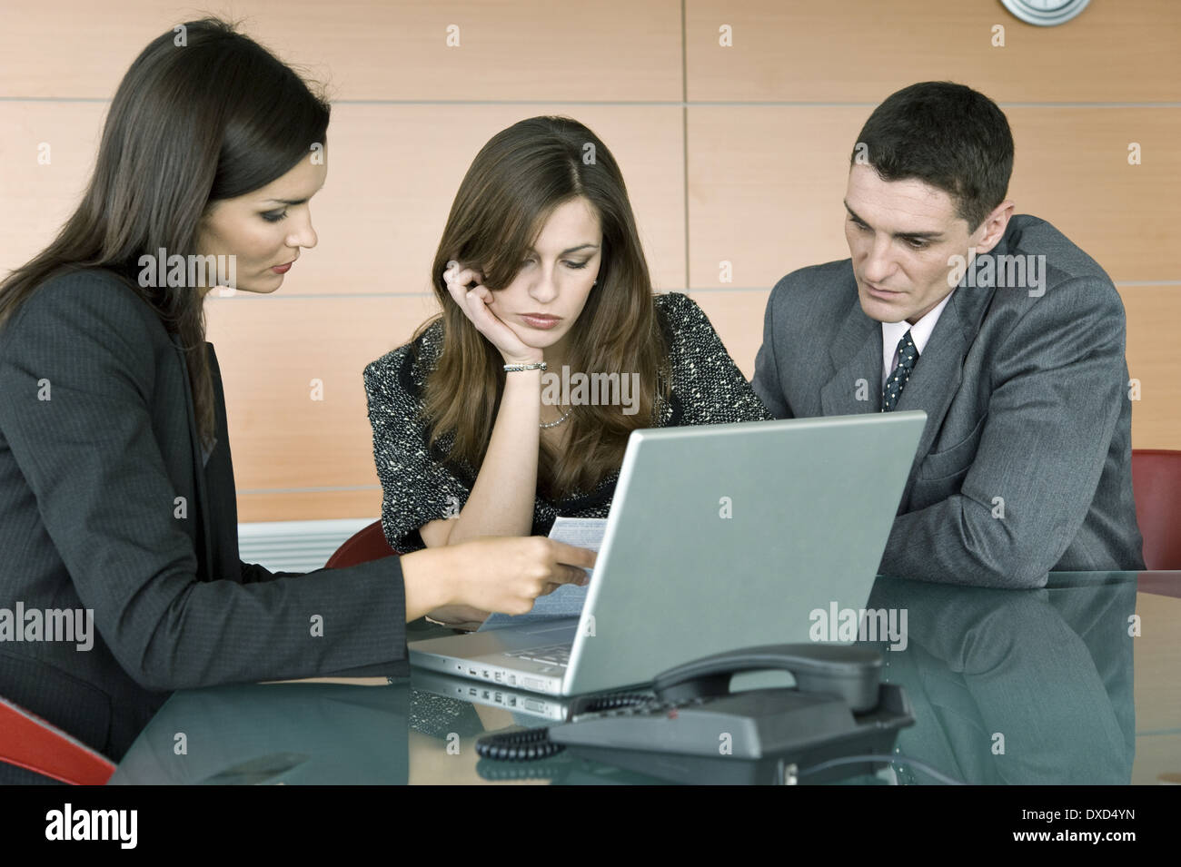 Femme professionnelle à plus de couple avec papier Banque D'Images