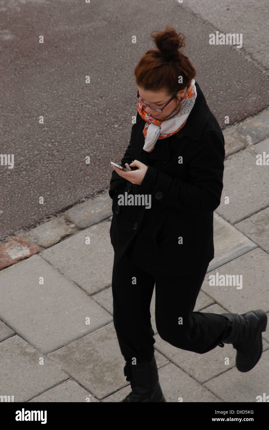 Femme marche à l'aide de téléphone mobile. Banque D'Images