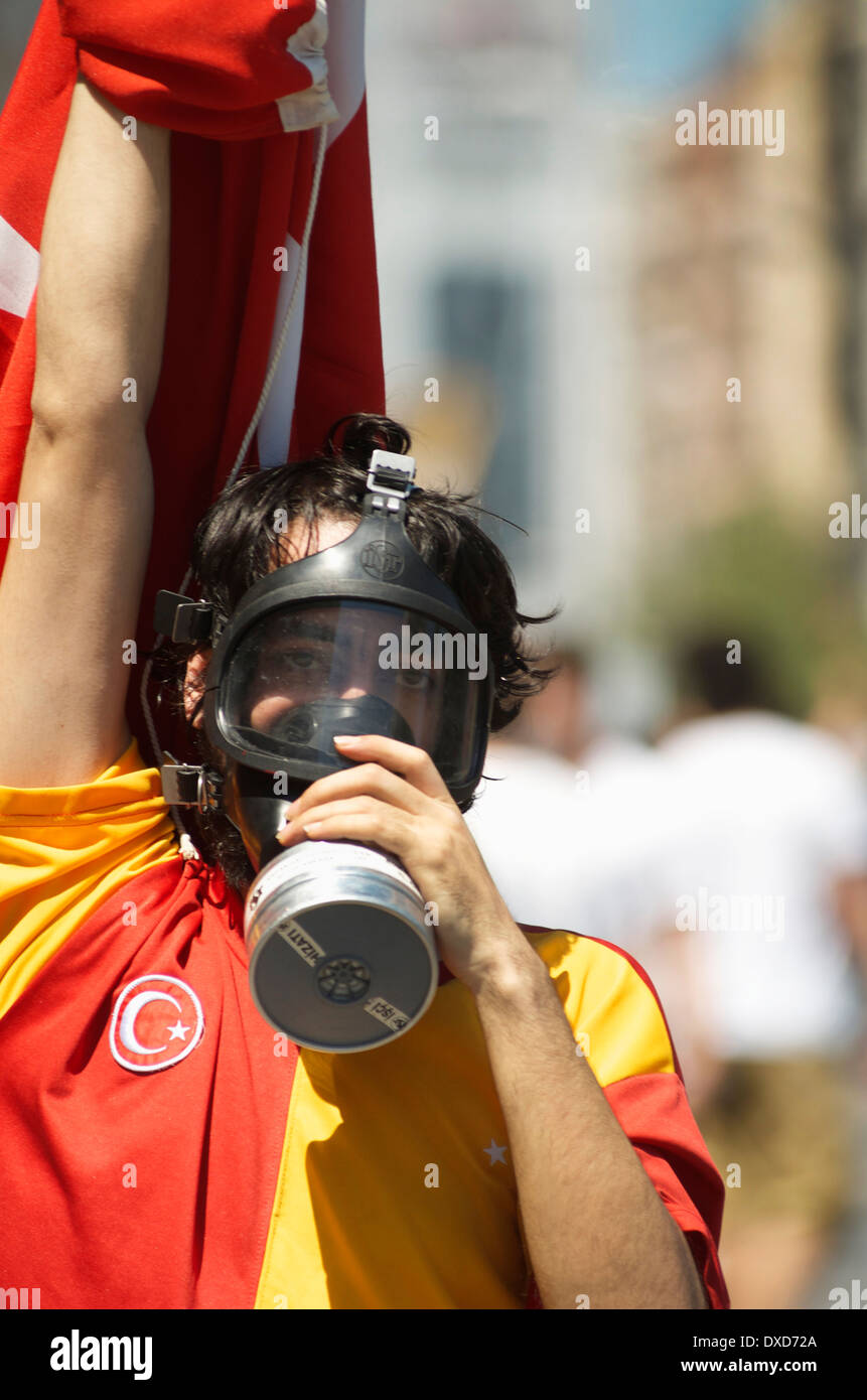 Le parc Gezi Takism manifestant turc Istanbul portant Galatasary Football Short et masque à gaz Banque D'Images