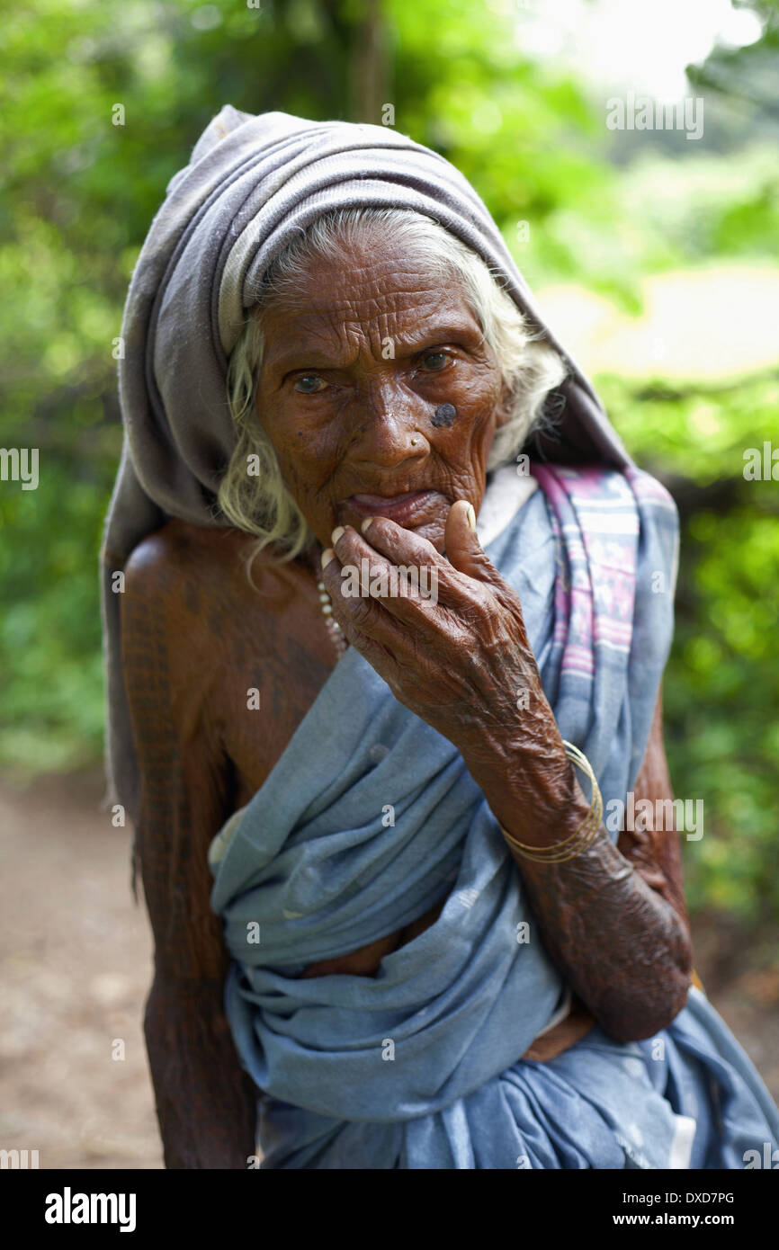 Portrait d'une vieille dame tribal. Tribu Santhal. Jarkatand, village du district de Bokaro, Jharkhand Banque D'Images