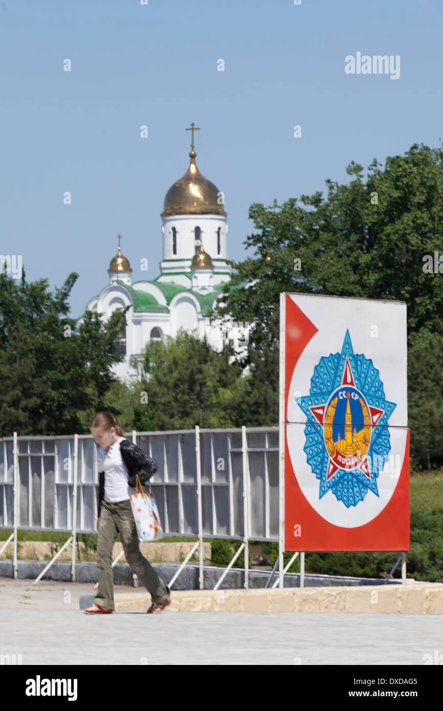 Siegesplakat vor der Kathedrale à Tiraspol erinnert an den Sieg der Sowjetunion im Zweiten Weltkrieg/l'affiche en face de la cathédrale de Tiraspol se souvenir du Sviet la victoire de l'Union in World War II/Foto : Robert B. Fishman, inmara, 26.05.2011 Banque D'Images