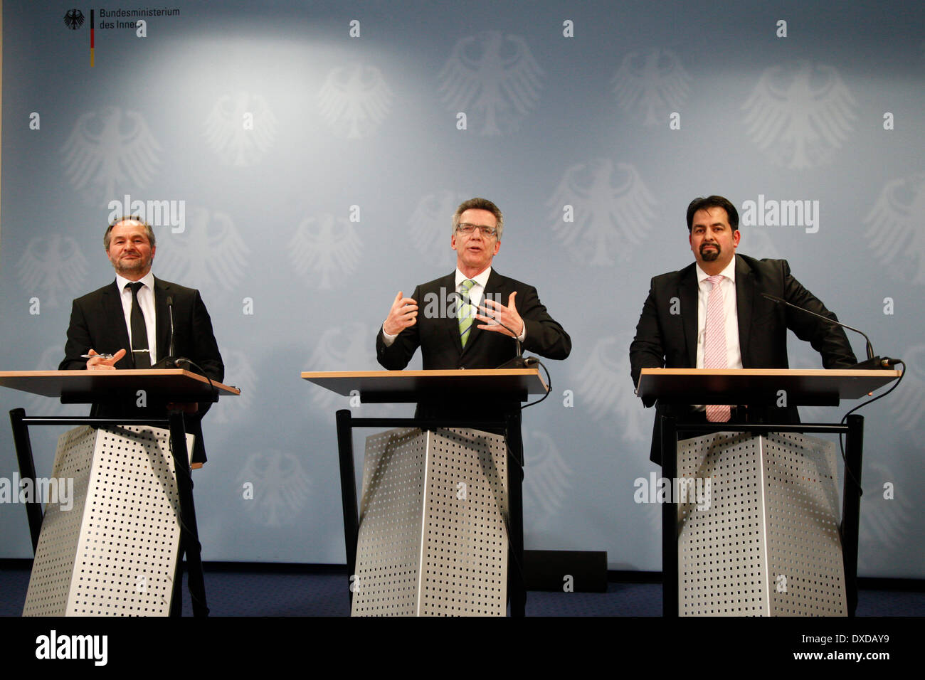 Berlin, Allemagne, Mars 24th, 2014. Réunion du Ministre allemand de l'intérieur de Maizire avec les représentants des associations islamiques dans le ministère fédéral de l'Intérieur à Berlin. / Photo : Bekir Alboga (Vorstand der Union Tuerkisch-Islamischen der Anstalt für Religion, DITIB) , Thomas de Maizière (CDU), Ministre allemand de l'intérieur, et Aiman A. Mazyek (Vorsitzender des Zentralrates der Muslime in Deutschland, ZMD) Credit : Reynaldo Chaib Paganelli/Alamy Live News Banque D'Images