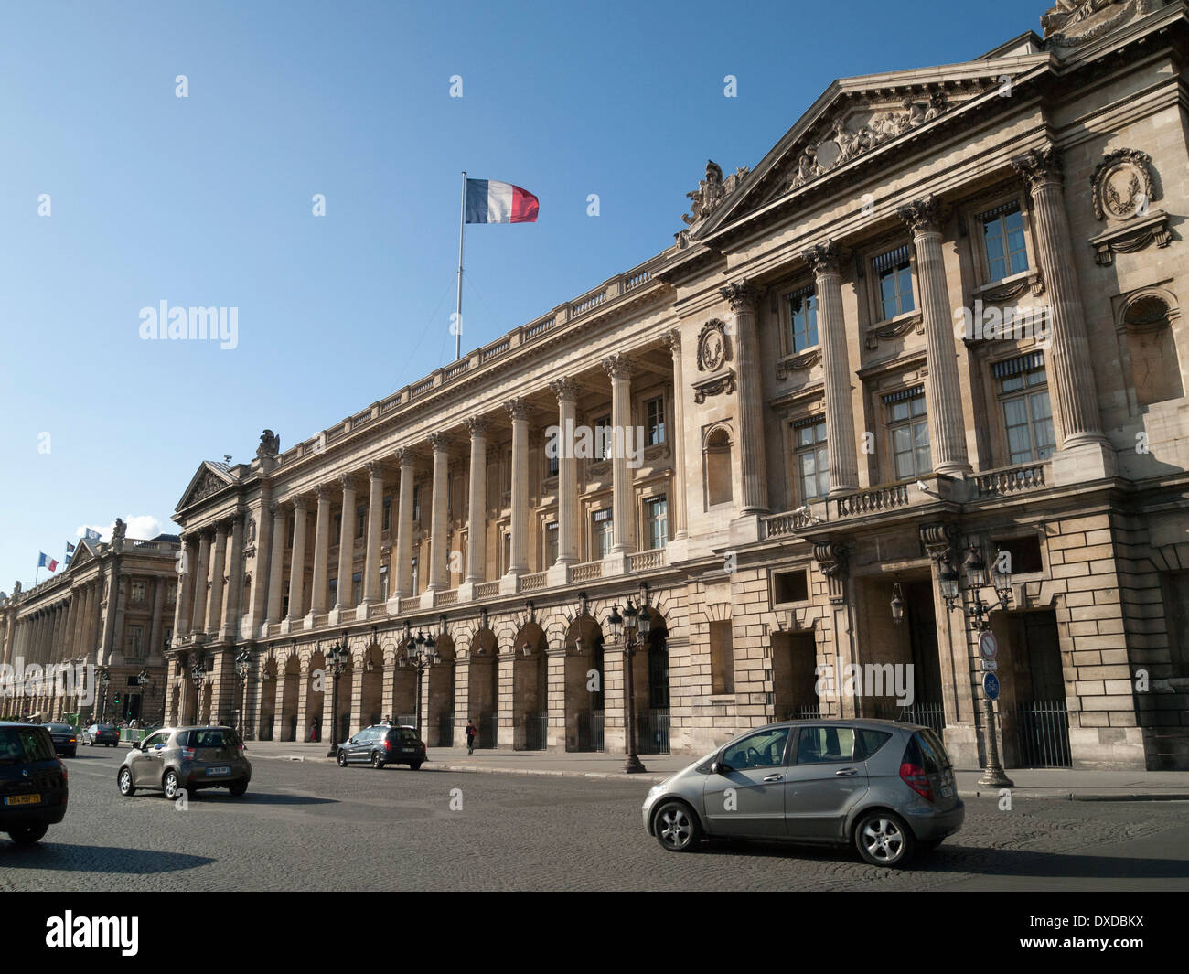 Les bâtiments et la circulation à la place de la Concorde, Paris France Banque D'Images