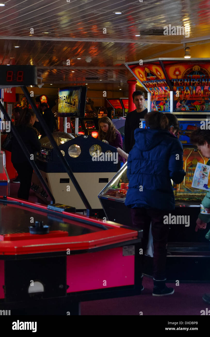À l'intérieur d'une salle de jeux électroniques sur front de Worthing. Photo par Julie Edwards Banque D'Images
