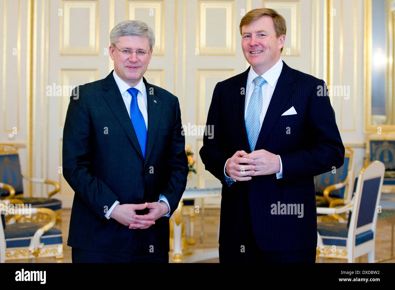 La Haye, aux Pays-Bas. 24Th Mar, 2014. Le premier ministre Stephen Harper du Canada visites Roi Willem-Alexander (R) des Pays-Bas au Palais de Noordeinde à La Haye, Pays-Bas, 24 mars 2014. Le premier ministre du Canada visite le roi pendant le Sommet sur la sécurité nucléaire (SNN) à La Haye. Photo : Patrick van Katwijk Pays-bas ET FRANCE OUT - AUCUN FIL - SERVICE/dpa/Alamy Live News Banque D'Images