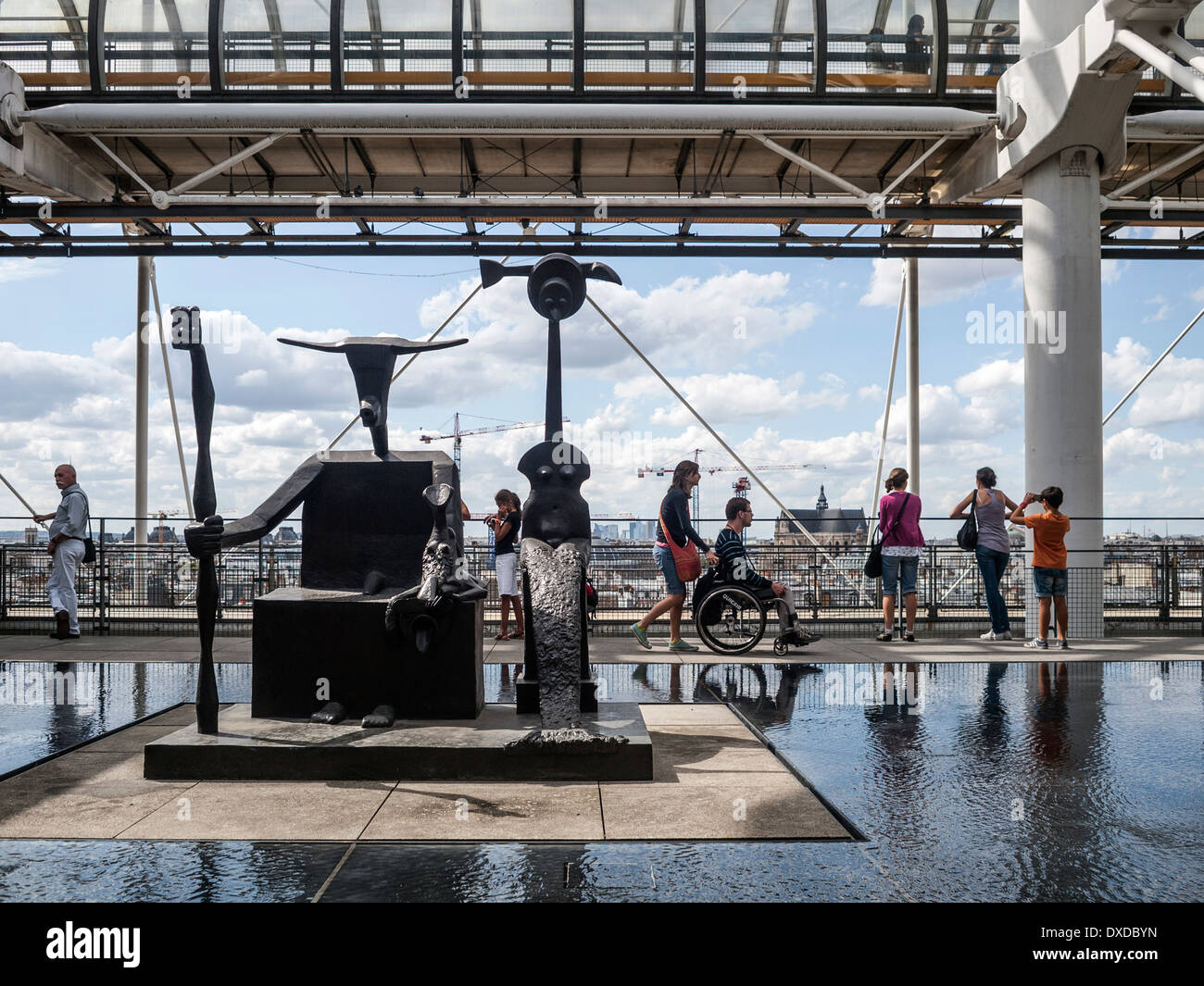 La sculpture et les touristes au Centre Georges Pompidou, Paris France Banque D'Images
