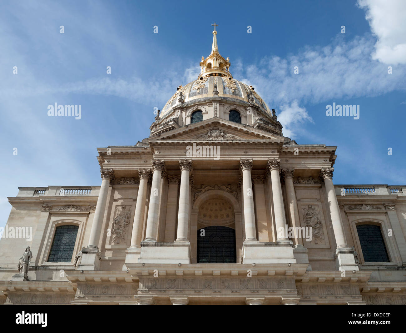 Le tombeau de Napoléon sous l'extérieur d'été bleu ciel et nuages. Paris, France Banque D'Images