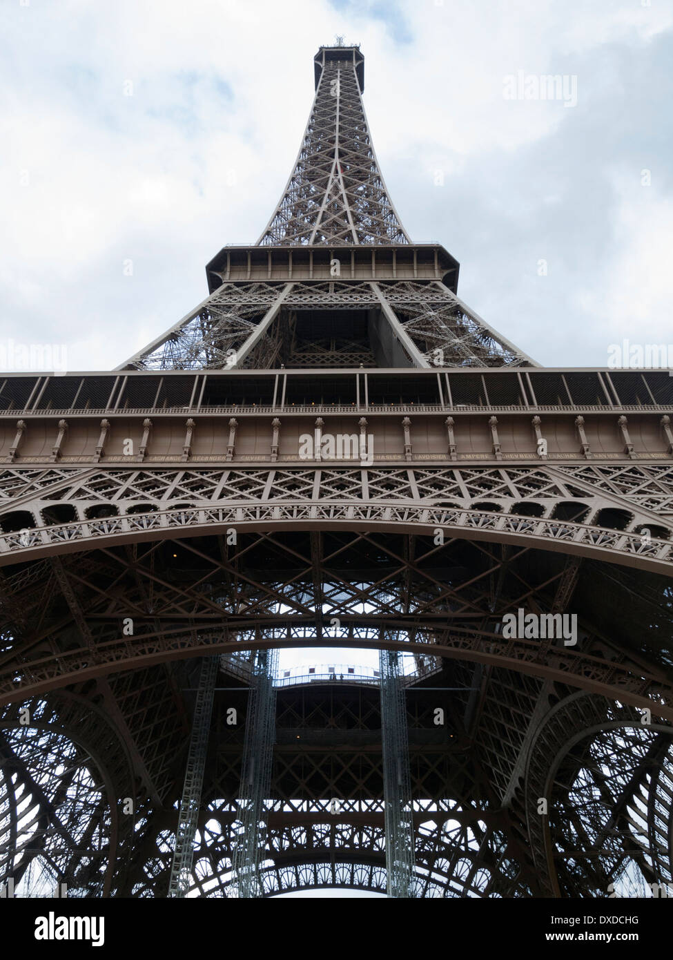 À la recherche jusqu'à la Tour Eiffel. Paris, France Banque D'Images