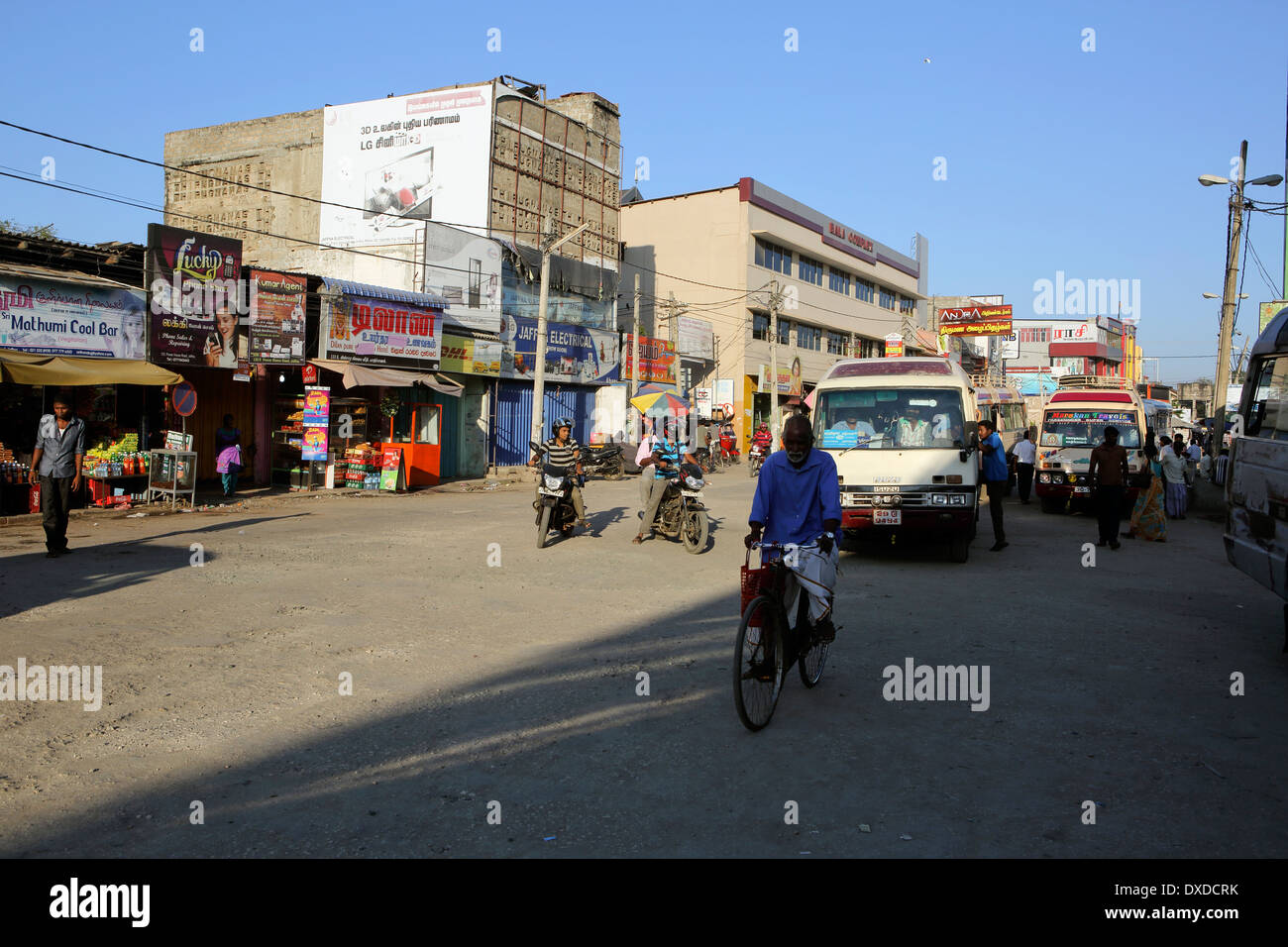 Scène de rue de l'après-midi dans l'ancienne guerre déchirée Jaffna, la ville la plus au nord de Sri Lanka Banque D'Images