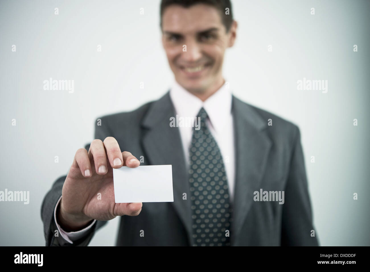 Businessman holding blank business card Banque D'Images