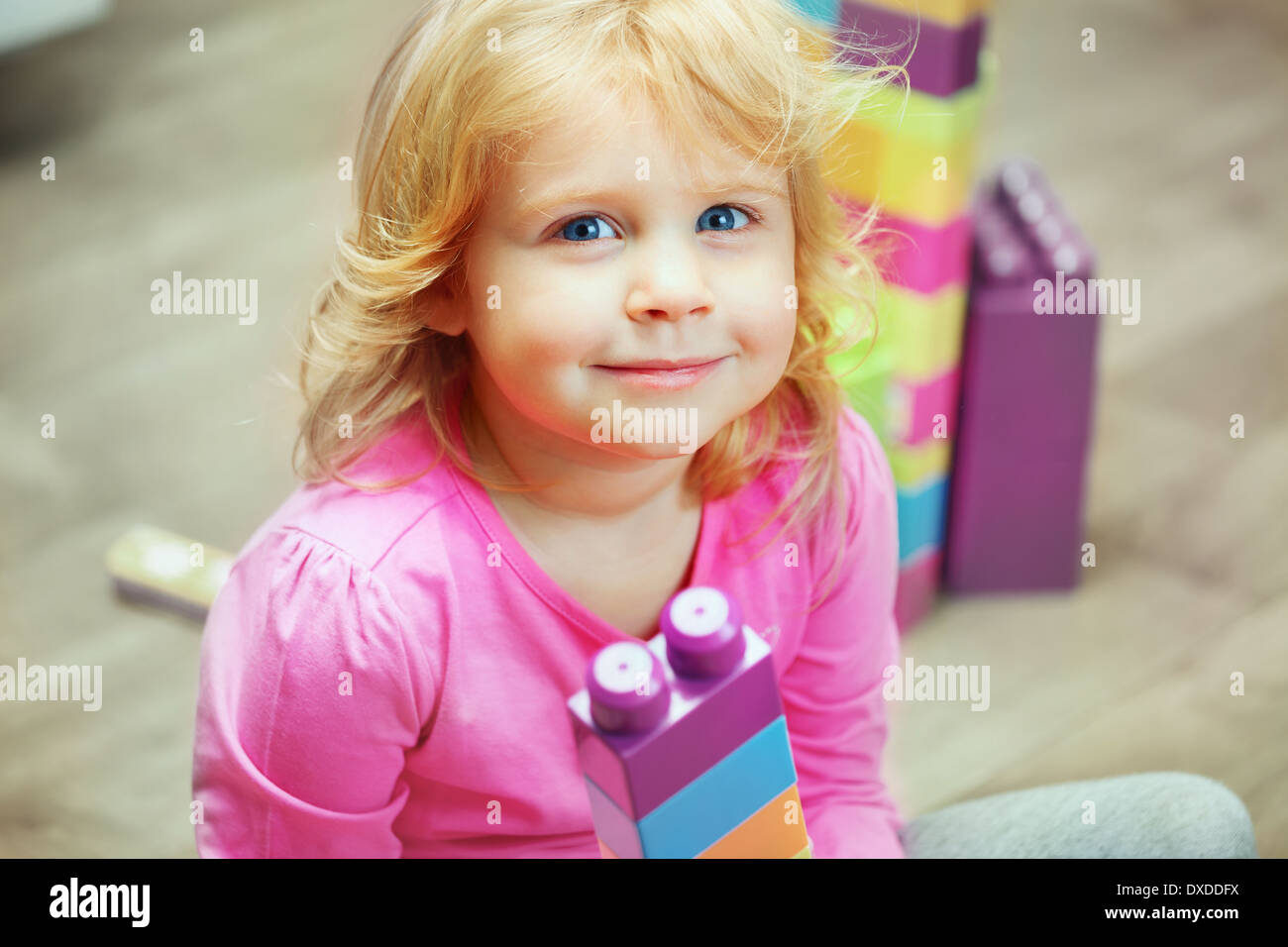 Petite fille jouant avec des cubes de construction Banque D'Images