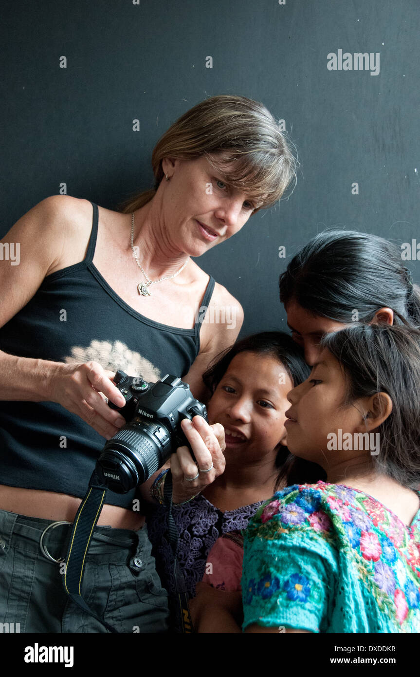 Touriste montrant des photographies aux habitants Banque de ...