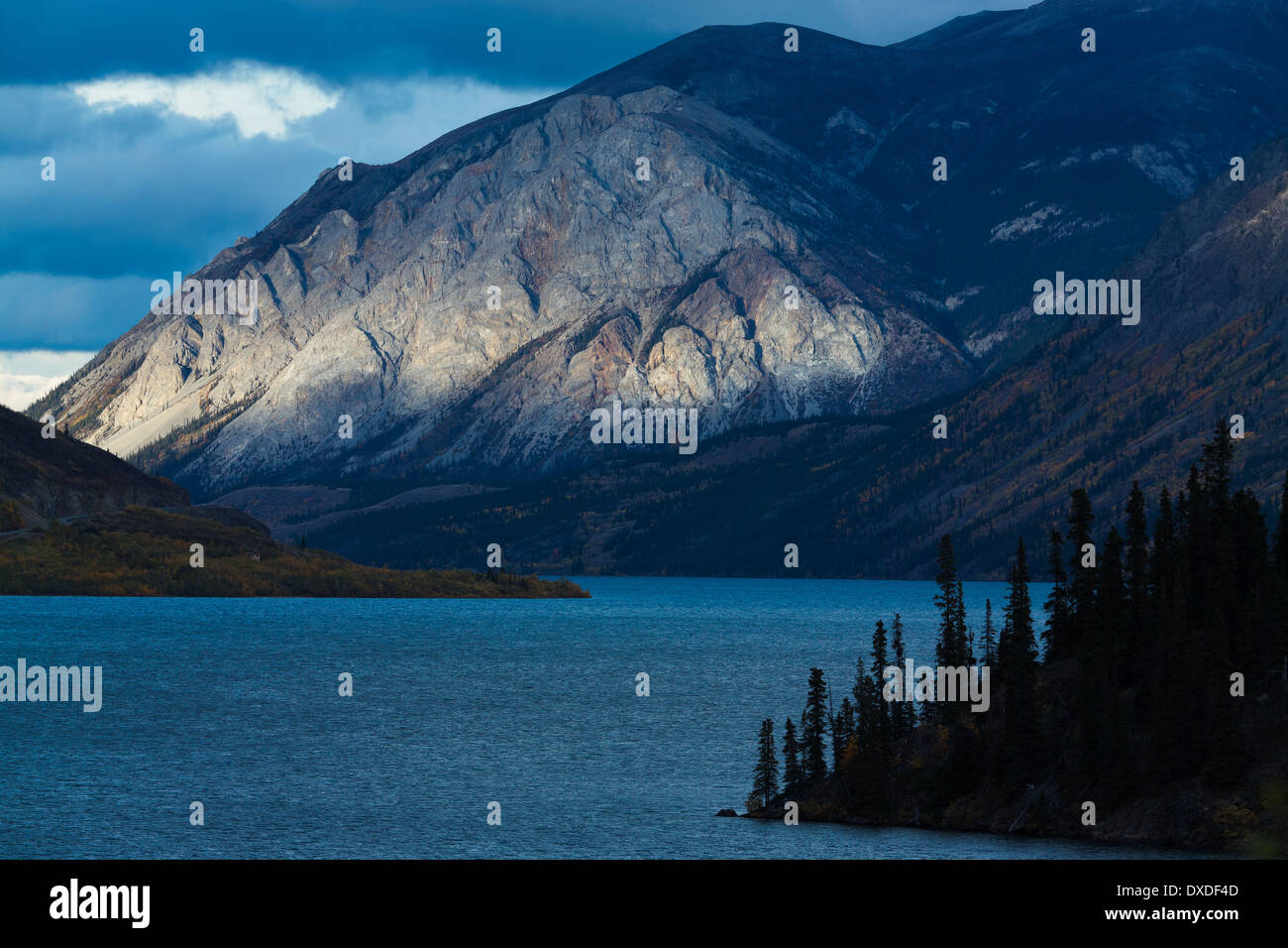 La montagne de l'escarpement dans le lac Tagish à Carcross, au Yukon, Canada Banque D'Images