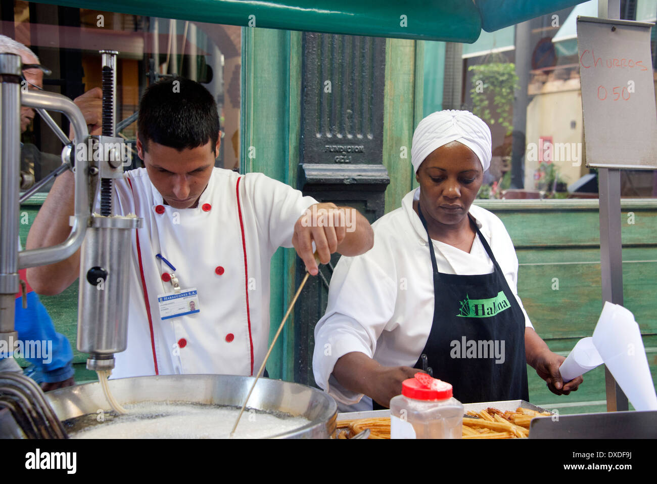 Chefs preparing food in outdoor cafe Habana Vieja Cuba Banque D'Images