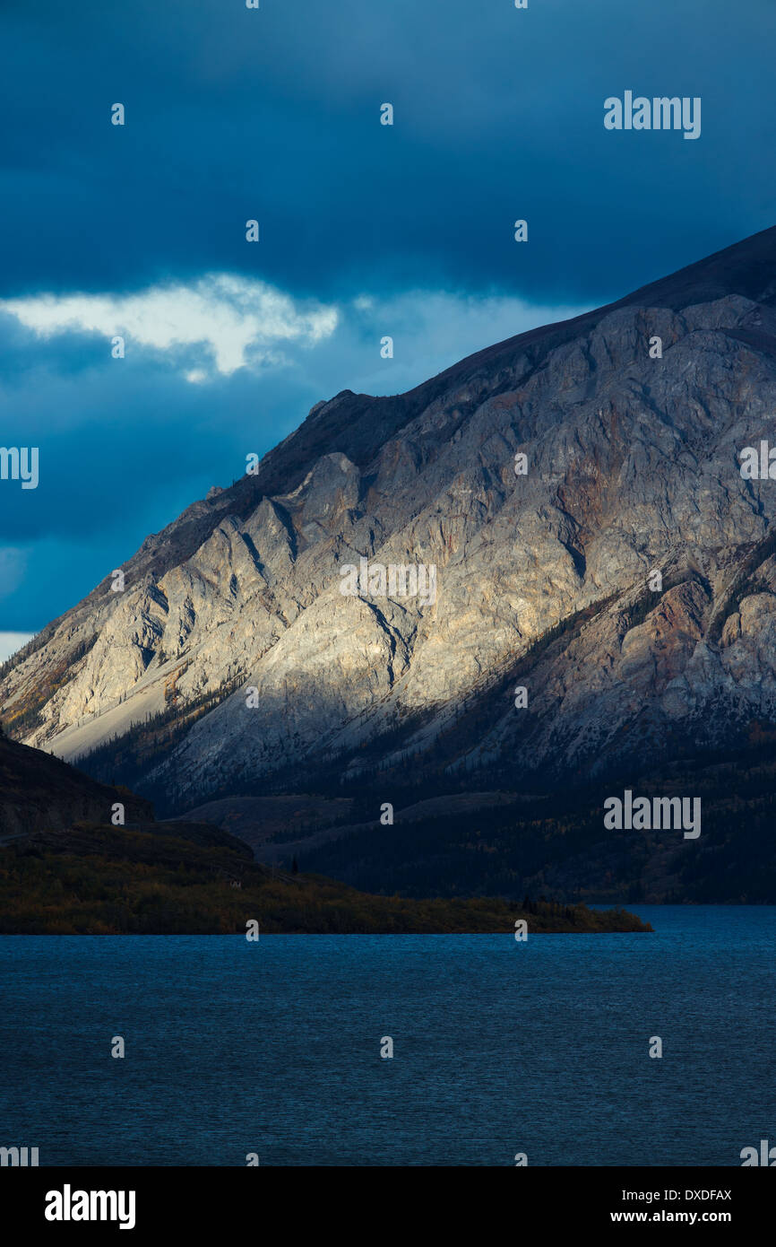 La montagne de l'escarpement dans le lac Tagish à Carcross, au Yukon, Canada Banque D'Images