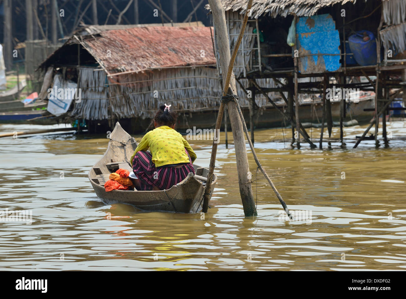 Les bateaux sont les seuls moyens de transport dans cette région - femme qui va sur ses corvées quotidiennes sur la rivière près du lac Tonle SAP, Cambodge, Asie du Sud-est Banque D'Images