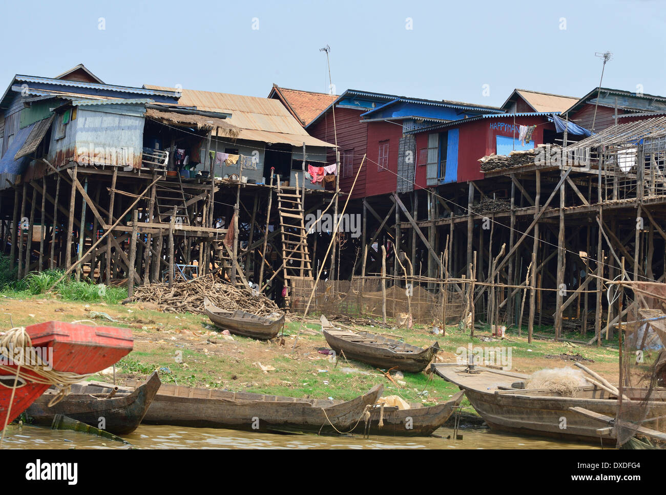 Maisons à pilotis, photographiés pendant la saison sèche, à côté d'une rivière jusqu'au lac Tonle SAP, entre Battambang et Siem Reap, Cambodge, Asie du Sud-est Banque D'Images