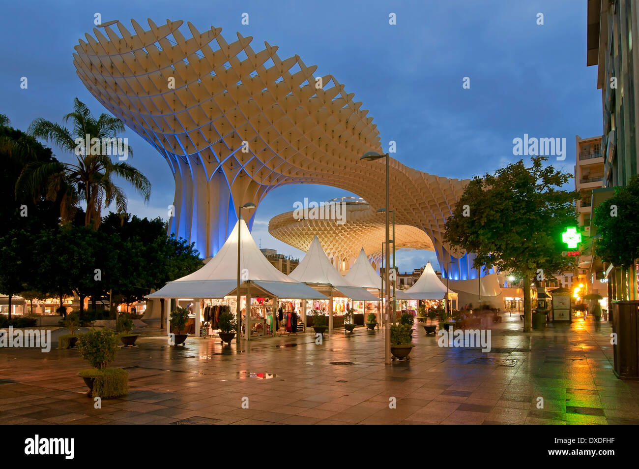 Plaza de la Encarnacion, le Metropol Parasol et kiosques d'artisanat, Séville, Andalousie, Espagne, Europe Banque D'Images