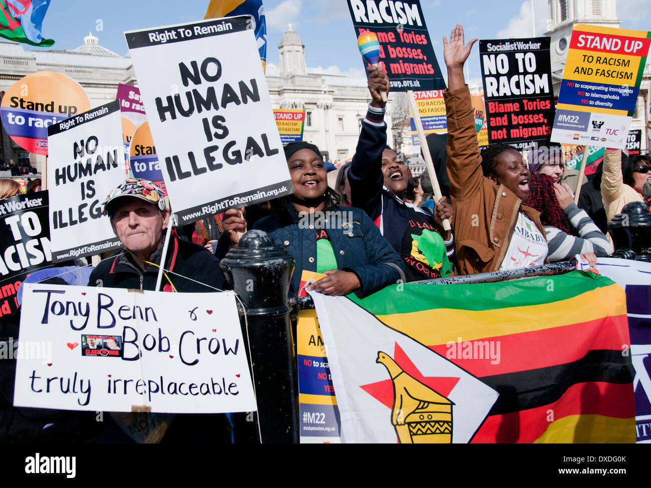 Des Nations Unies sur l'antiracisme jours des milliers mars à Londres pour la journée européenne d'action contre le racisme et de boucs émissaires des immigrants. Banque D'Images