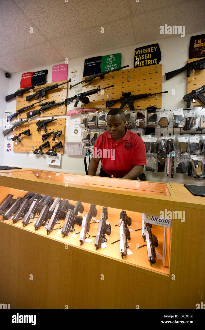 Magasin d'armes à feu dans la région de Austin, Texas comprend de petits pistolets et carabines Banque D'Images