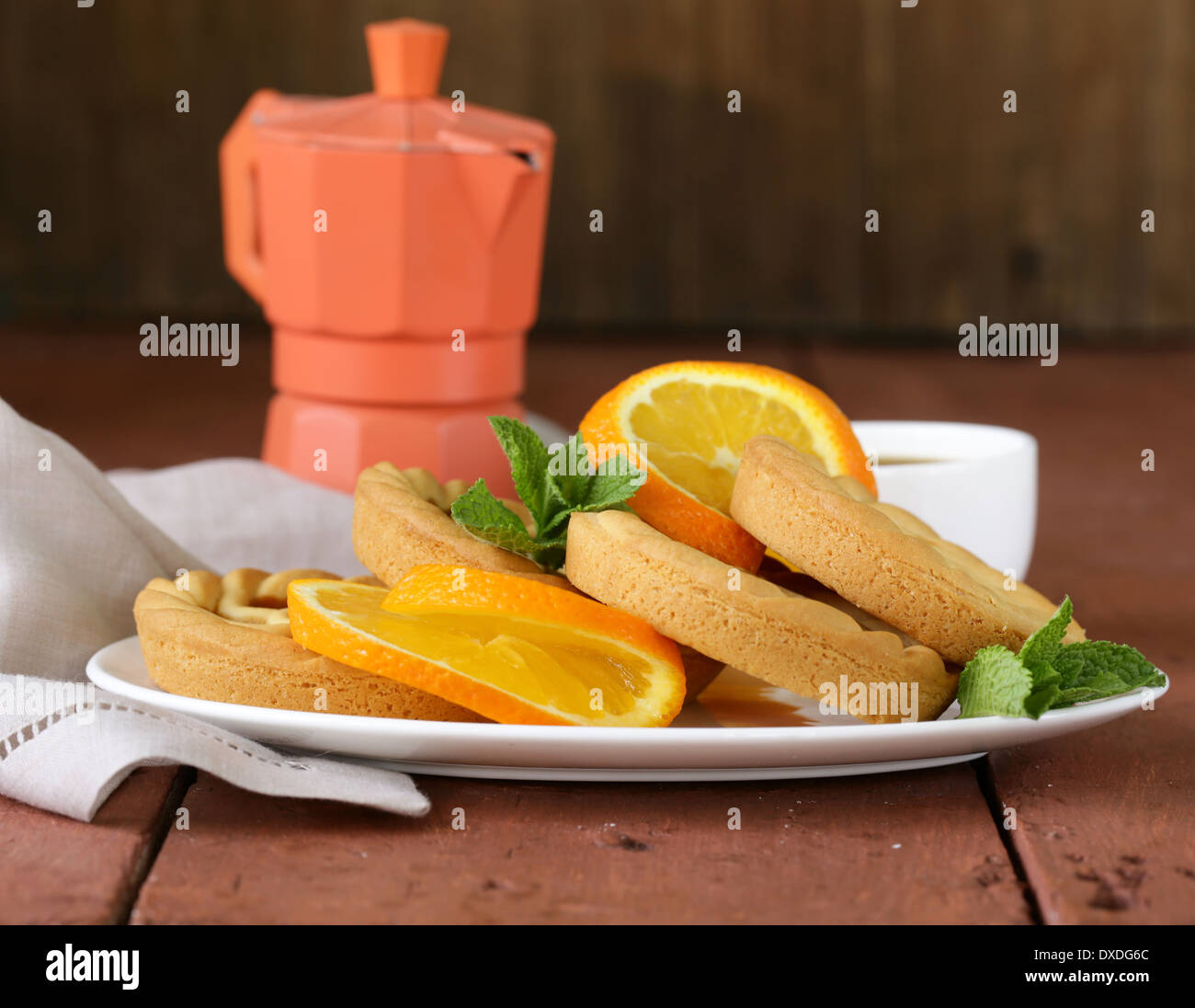 Mini tartelettes dessert avec orange on wooden table Banque D'Images