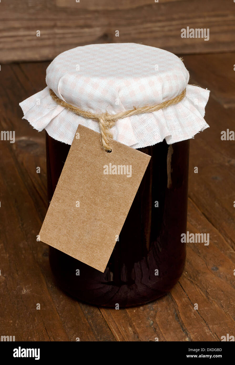 Confiture fruits mélangés dans un bocal en verre avec couvercle en tissu  traditionnel et étiquette vierge pour l'insertion de votre message ou  l'image de marque de l'entreprise Photo Stock - Alamy