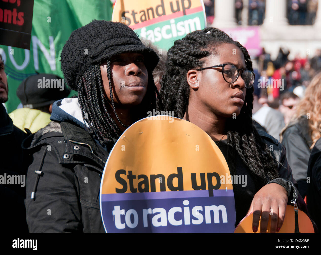 Des Nations Unies sur l'antiracisme jours des milliers mars à Londres pour la journée européenne d'action contre le racisme et de boucs émissaires des immigrants. Banque D'Images
