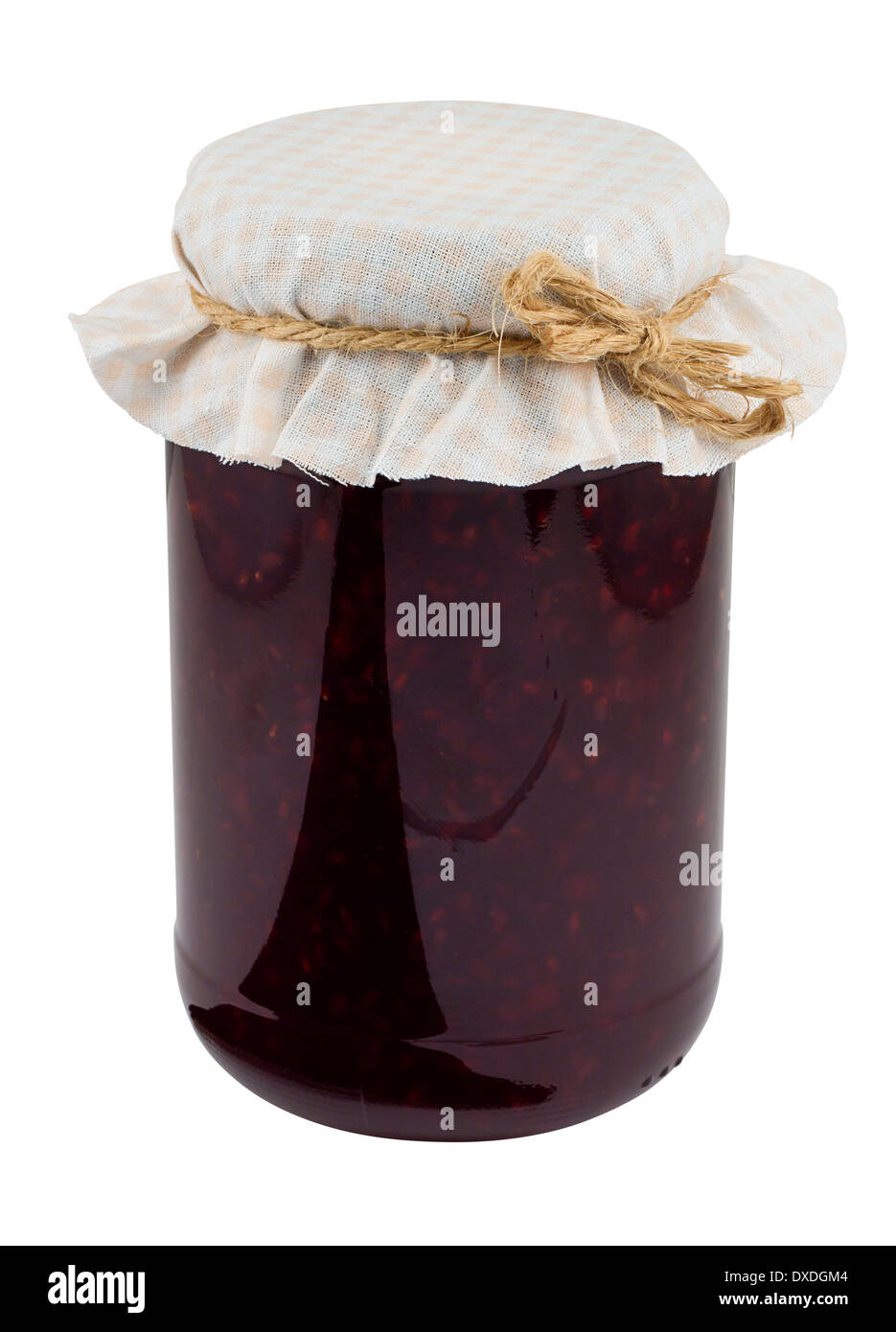 La confiture de framboises un fruit populaire conserver dans un pot avec couvercle en tissu traditionnel isolé sur fond blanc Banque D'Images