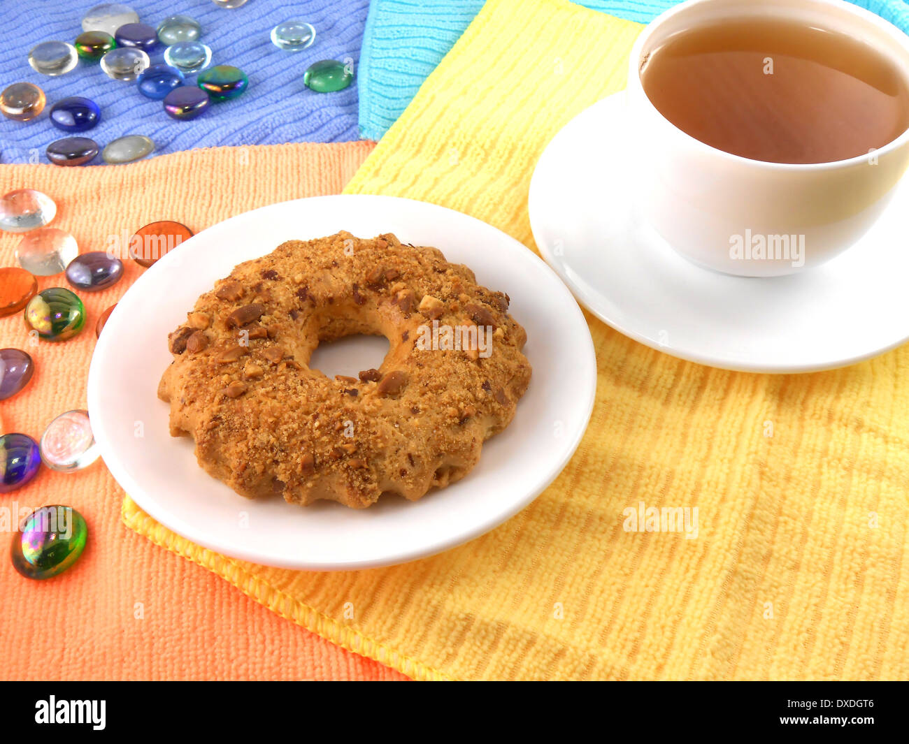 Petit-déjeuner avec gâteau et une tasse de thé (café) et Stone set Banque D'Images