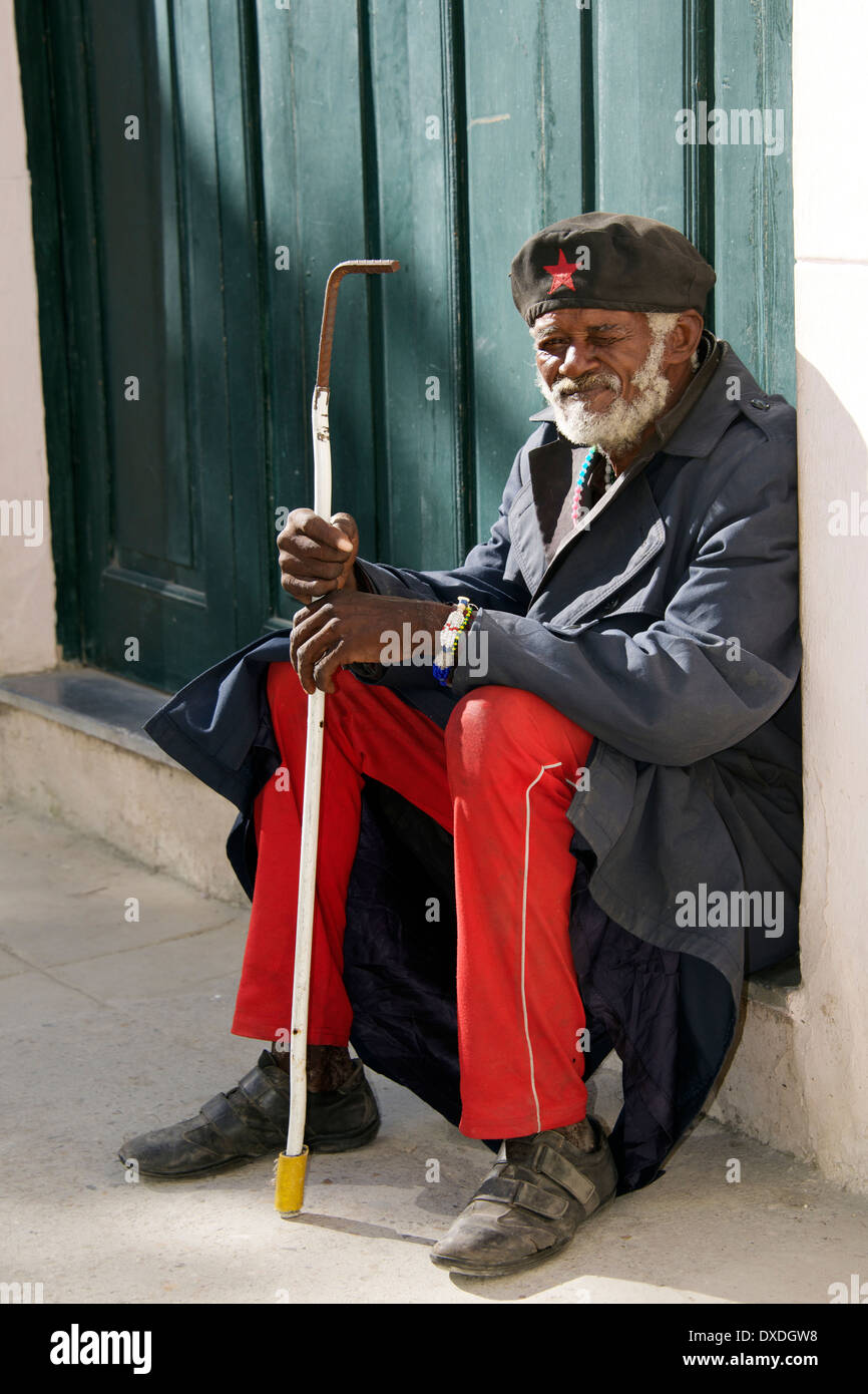 Vieil homme assis à l'embrasure de la porte et la vieille Havane Cuba révolutionnaire Banque D'Images
