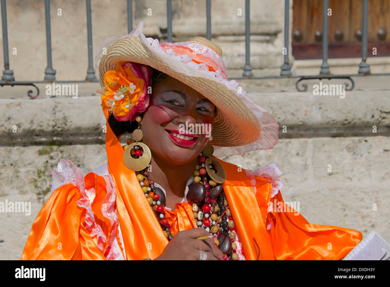 Portrait femme en costume lumineux qui pose pour des photos de la vieille Havane Cuba Banque D'Images